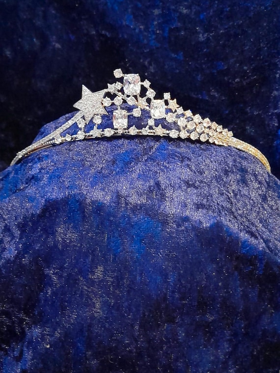 Celestial Star Wedding Tiara: Minimalist Silver Cubic  display picture 2