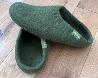 Green unisex woolen felt indoor slippers made in Nepal from New Zealand wool - WorzlFootwear