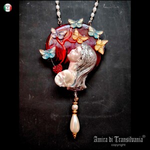 Gioielli Belle Epoque, ciondolo scultura testa di bambola Art Déco Nouveau, bavaglino con ciondolo a forma di farfalla con albero della vita in stile Liberty