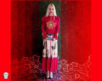 Abito di colore rosso, collezione Haute Couture dello stilista, abbigliamento elegante di lusso per il ballo di fine anno, angelo alato macramè