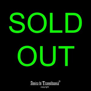 Puede incluir: Un fondo negro con las palabras "SOLD OUT" en verde brillante. El texto es grande y está centrado. La imagen también incluye el texto "Amira di Transilvania" y un pequeño logotipo "Made in Italy".