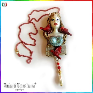 Gioielli Belle Epoque, ciondolo scultura testa di bambola Art Déco Nouveau, gabbia per uccelli rossa stile Liberty dorato, bavaglino con ciondolo di perle