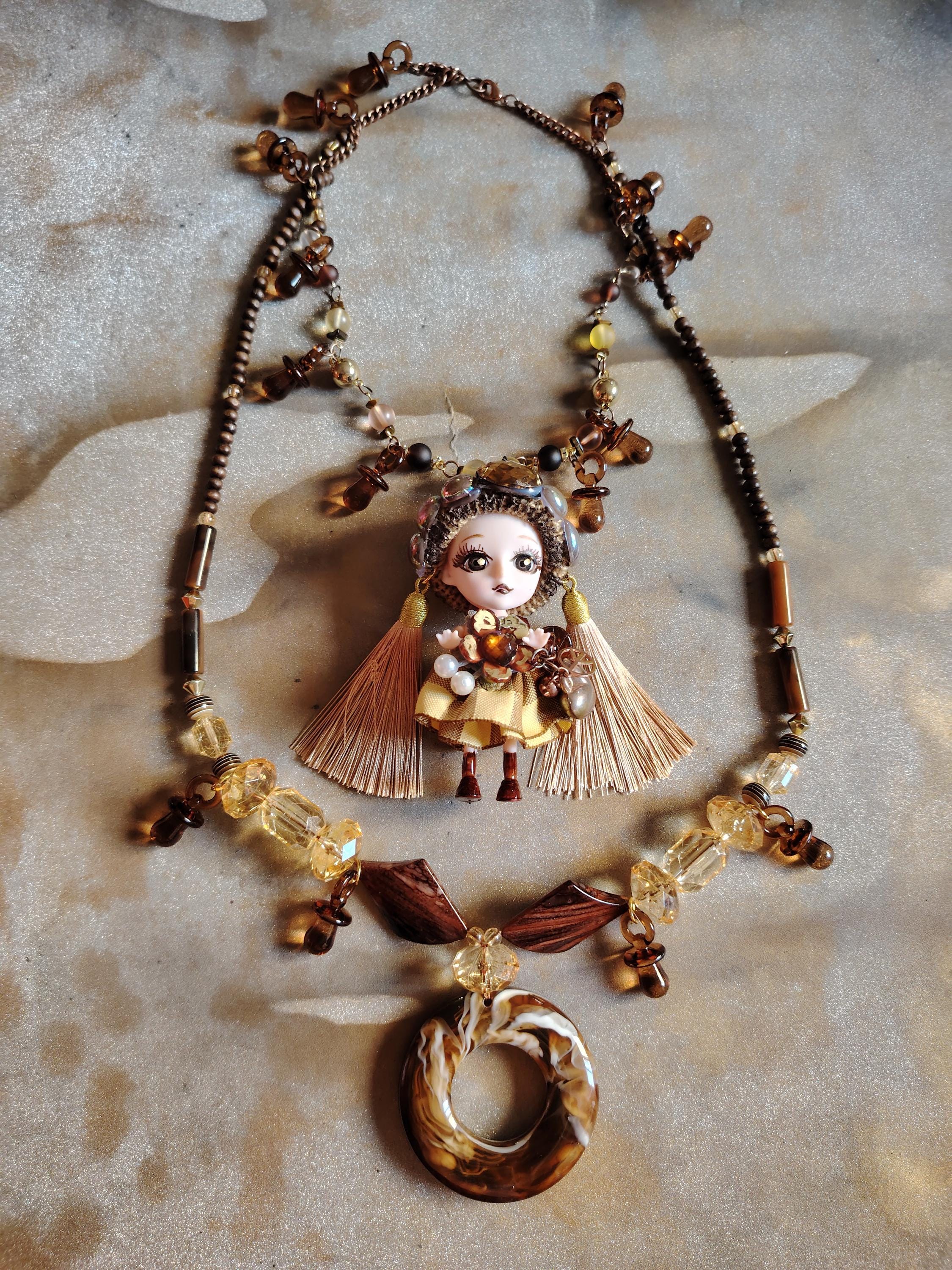 ハンドメイドのシャーマンドールペンダントネックレス、チャンキーな