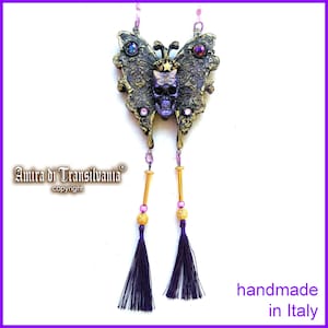 Ciondolo Luna Moth Farfalla Teschio, Collana Art Déco Gioielli in argilla polimerica, Amuleto della Libertà con pietre preziose e nappa di cristallo