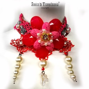Choker con fiore di Maria Antonietta, collana con gioielli ricamati in macramè, bavaglino vintage con perle e gioielli floreali in bachelite