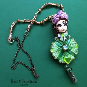 Gioielli Belle Epoque, ciondolo scultura testa di bambola Art Déco Nouveau, collana quadrifoglio, bavaglino urna fiore mago