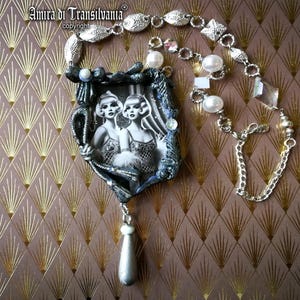 Belle Epoque 1930 Gioielli Art Deco Nouveau, antico fascino Charleston Strass, ciondolo testa di bambola bavaglino stile Liberty vintage