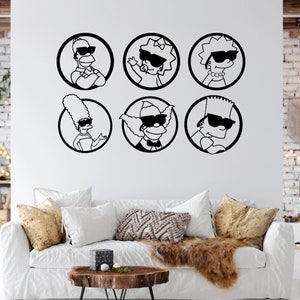 Puede incluir: Calcomanías de pared en blanco y negro con los personajes de la familia Simpson usando gafas de sol. Las calcomanías son de forma circular y están dispuestas en una cuadrícula.
