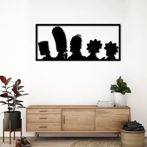 Puede incluir: Arte de pared de metal negro con una silueta de la familia Simpson. Los personajes están dispuestos en fila, con Homer, Marge, Bart y Lisa mirando hacia la derecha.