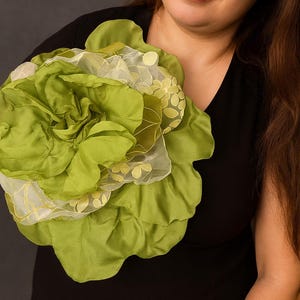 Broszka z zielonej organzy w kształcie róży, 30 cm, elegancka broszka z kwiatem, efektowny butonierka na ramię, dodatek dla gościa weselnego, ręcznie robiony prezent