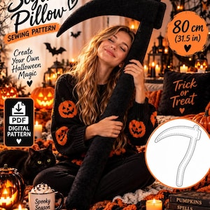 Puede incluir: Un patrón de costura digital en PDF para un cojín con forma de guadaña que mide 80 cm. El patrón incluye instrucciones para crear un cojín negro curvo. El texto dice Scythe Pillow, Sewing Pattern, Create Your Own Halloween Magic.