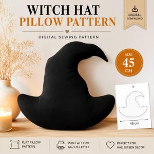 Puede incluir: Un cojín negro con forma de sombrero de bruja con una punta curva y ala ancha. La imagen incluye el texto WITCH HAT PILLOW PATTERN y DIGITAL SEWING PATTERN. Una insignia circular indica un tamaño de 45 cm y un diagrama muestra la dimensión.