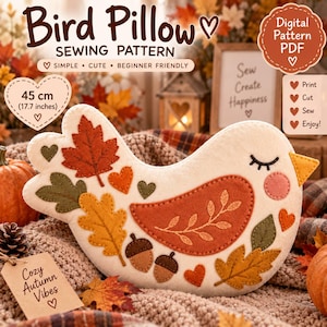 Könnte beinhalten: Ein Nähschnittmuster für ein vogelförmiges Kissen mit herbstlichen Applikationen wie Ahornblättern, Eichenblättern, Eicheln und Herzen. Das Design enthält den Text Bird Pillow Sewing Pattern sowie die Größenangabe von 45 cm.
