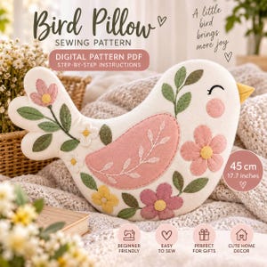 Puede incluir: Un patrón de costura para cojín con forma de pájaro, con base color crema y aplicaciones de fieltro floral en rosa, amarillo y verde. El texto dice Bird Pillow Sewing Pattern, Digital Pattern PDF y 45 cm 17.7 inches. Incluye iconos de costura.