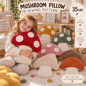 Puede incluir: Un patrón de costura para un cojín de seta de 35 cm. La imagen muestra varios cojines de peluche con forma de seta en rojo, amarillo, verde, rosa, marrón y naranja, cada uno con un tallo color crema y puntos circulares blancos.