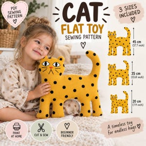 Peut inclure: Un patron de couture PDF pour un jouet chat plat en tissu jaune moutarde à pois noirs. Le patron inclut trois tailles : 45 cm, 35 cm et 20 cm. Le texte indique CAT FLAT TOY SEWING PATTERN et 3 SIZES INCLUDED.