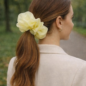 Scrunchie Giallo Extra-Grande in Chiffon – Elastico Capelli Voluminoso, Accessorio Elegante, Regalo per Lei