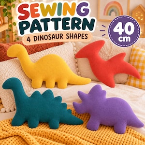 Puede incluir: Un patrón de costura para 4 formas de dinosaurios, con el texto SEWING PATTERN 4 DINOSAUR SHAPES y 40 cm. La imagen muestra cuatro cojines de peluche con forma de dinosaurio en amarillo, rojo, azul verdoso y morado, de 40 cm cada uno.