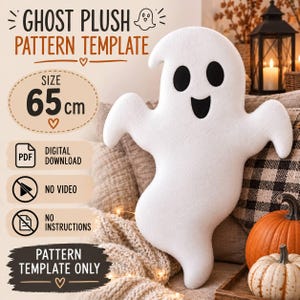 Puede incluir: Un peluche de fantasma blanco con ojos y boca negros, con el texto GHOST PLUSH PATTERN TEMPLATE, SIZE 65 cm, DIGITAL DOWNLOAD, NO VIDEO, NO INSTRUCTIONS y PATTERN TEMPLATE ONLY. El fantasma tiene una forma suave y redondeada.