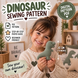 Könnte beinhalten: Ein digitales PDF-Dinosaurier-Schnittmuster mit dem Text DINOSAUR SEWING PATTERN, DIGITAL PATTERN PDF, PDF PATTERN, STEP-BY-STEP PHOTO GUIDE, BEGINNER FRIENDLY und Sew your own dinosaur! Ein kleiner grüner Plüsch-Dinosaurier misst 20 cm.
