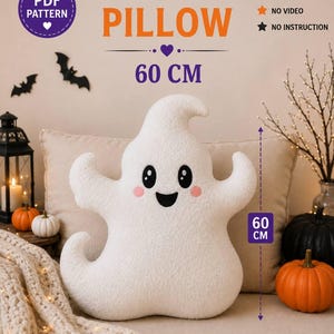 Könnte beinhalten: Ein weißes geisterförmiges Kissen mit schwarzen Augen, einem schwarzen Mund und rosa Wangen. Der Text lautet GHOST PILLOW, PDF PATTERN, NO VIDEO, NO INSTRUCTION und 60 CM. Ein vertikaler Messpfeil zeigt eine Höhe von 60 cm für das Kissen an.