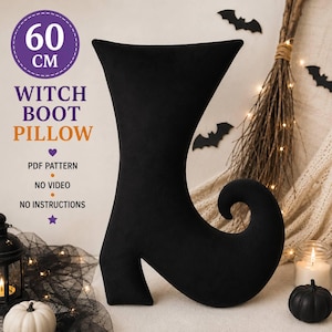 Pode incluir: Uma almofada em forma de bota de bruxa preta com 60 cm de altura. O texto na imagem diz 60 CM, WITCH BOOT PILLOW, PDF PATTERN, NO VIDEO, NO INSTRUCTIONS. A almofada tem um cano alto e curvo e uma ponta de bota virada para cima.