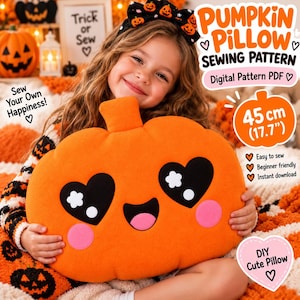 Könnte beinhalten: Ein digitales Schnittmuster für ein Kürbiskissen mit einer Größe von 45 cm. Die Grafik enthält den Text Pumpkin Pillow Sewing Pattern, Digital Pattern PDF, Sew Your Own Happiness und DIY Cute Pillow. Das Kissen ist orange und hat herzförmige Augen.