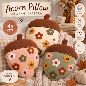 Könnte beinhalten: Drei eichelförmige Kissen mit braunen Kappen und Körpern in Creme, Rosa und Salbeigrün. Jedes Kissen ist mit Filzblumen-Applikationen verziert. Der Text auf dem Bild lautet Acorn Pillow Sewing Pattern, 45 cm und Digital Pattern PDF.