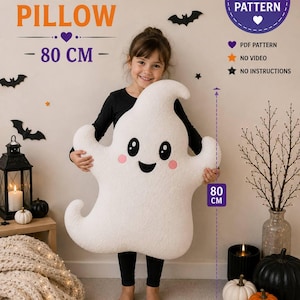 Op de afbeelding: Een wit spookvormig kussen met zwarte ogen, een zwarte mond en roze wangen. De tekst luidt GHOST PILLOW 80 CM, PDF PATTERN, NO VIDEO en NO INSTRUCTIONS. Een verticale meetlijn geeft een hoogte van 80 cm aan voor het spookvormige kussen.