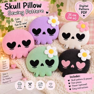 Puede incluir: Un patrón de costura digital en PDF para un cojín de calavera de 35 cm. La imagen muestra cinco cojines de peluche en forma de calavera en rosa, morado, blanco, verde y negro, con ojos en forma de corazón, nariz pequeña y una flor blanca central.