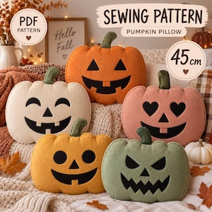 Puede incluir: Un patrón de costura en PDF para un cojín de calabaza de 45 cm. La imagen muestra cinco cojines de calabaza de felpa en naranja, crema, rosa, amarillo y verde, cada uno con expresiones faciales de fieltro negro, incluyendo ojos, nariz y boca.