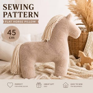 Può includere: Un cuscino in peluche beige a forma di cavallo con criniera e coda in filato color crema. Il testo SEWING PATTERN FLAT HORSE PILLOW e 45 cm sono visibili. Il cuscino presenta una consistenza morbida e soffice su una superficie in tessuto.