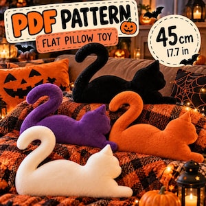 Puede incluir: Un patrón PDF para un cojín plano con forma de gato, que mide 45 cm. La imagen muestra cuatro cojines de peluche con forma de gato en negro, morado, naranja y blanco, cada uno con una cola curva, sobre una manta a cuadros.