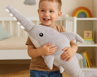 Almohada de peluche de tiburón sierra de 60 cm – Almohada para abrazar con forma de animal marino, lindo juguete de peluche de tiburón, cojín de criatura marina, regalo para la decoración del dormitorio infantil