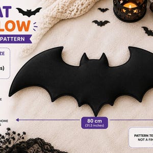 Puede incluir: Un patrón de costura para cojín con forma de murciélago con el texto BAT PILLOW SEWING PATTERN y FINISHED SIZE 80 cm (31.5 inches). La imagen incluye iconos para un patrón PDF, impresión en casa y una nota de que es solo una plantilla.