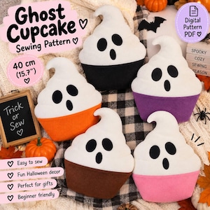 Può includere: Un cartamodello digitale per un peluche a forma di cupcake fantasma da 40 cm. Il modello mostra cinque cupcake fantasma con la parte superiore di glassa bianca, volti neri e pirottini di colore nero, arancione, viola, marrone e rosa.