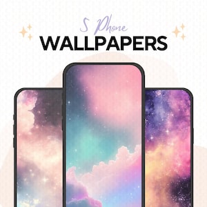 Op de afbeelding: Drie telefoonachtergronden met een galaxie thema. De achtergronden hebben een roze, blauwe en paarse kleurstelling met wolken en sterren.