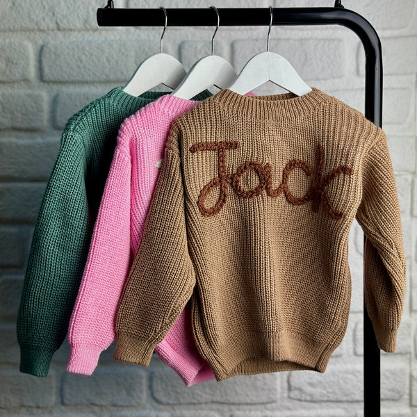 Personalisierter Baby-Pullover mit handgesticktem Namen und Monogramm - geschätztes Geschenk der Tante