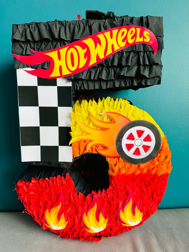 Piñata inspirada en Hot Wheels imagen 1