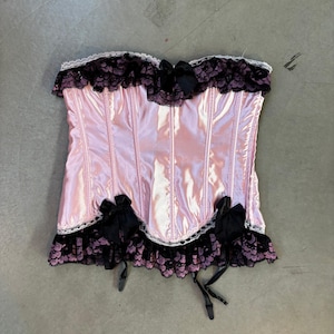 Corsé de encaje satinado rosa para mujer: estilo vintage, talla XS, con espalda ajustable con cordones y ribete de lazo negro.