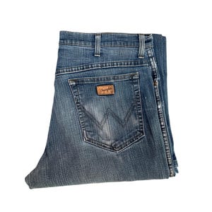 Wrangler Women&#39;s Mid Wash Straight Leg Jeans, Classic Fit Vintage Denim Pants, Size XL