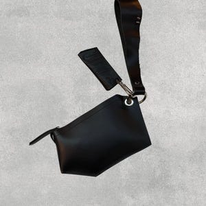 Bolso de pulsera de cuero negro vanguardista con pinchos plateados