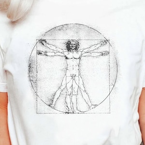 Könnte beinhalten: Ein weißes T-Shirt mit einem schwarz-weißen Grafikdruck eines Mannes in einem Kreis und einem Quadrat. Die Grafik ist eine stilisierte Version des Vitruvianischen Menschen.