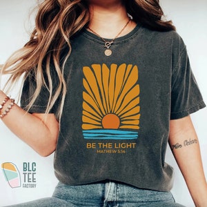 Retro Be The Light Mathew 5:14 Christian T-Shirt, Bible Verse Sunburst Flower Sea Sun Religious Jesus God Shirt,Inspirational Blessed Tee Pepper