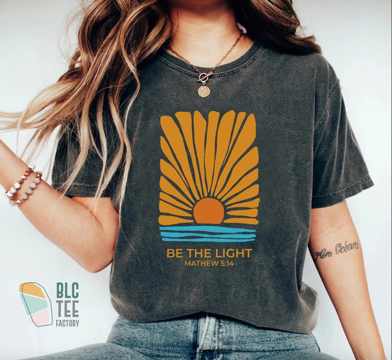 Retro Be The Light Mathew 5:14 Christian T-Shirt, Bible Verse Sunburst Flower Sea Sun Religious Jesus God Shirt,Inspirational Blessed Tee Pepper