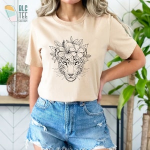 Boho bloemen wilde kat Cheetah Leopard Face Trendy T-shirt, bloemen tropisch bos botanische wilde kat dierenshirt, Jungle Safari Travel Tee Sand