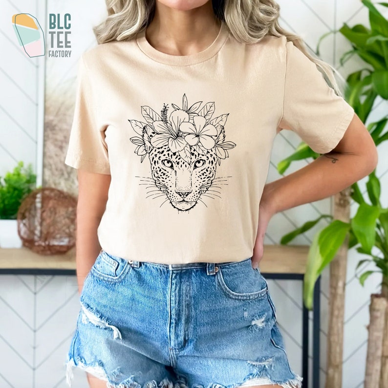 Boho flores gato salvaje guepardo leopardo cara camiseta de moda, bosque tropical floral botánico gato salvaje camisa de animales, camiseta de viaje Jungle Safari Sand