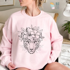 Boho flores gato salvaje guepardo leopardo cara camiseta de moda, bosque tropical floral botánico gato salvaje camisa de animales, camiseta de viaje Jungle Safari Rosa