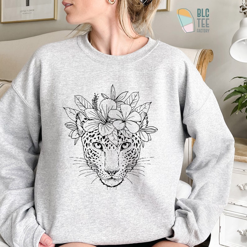 Boho flores gato salvaje guepardo leopardo cara camiseta de moda, bosque tropical floral botánico gato salvaje camisa de animales, camiseta de viaje Jungle Safari Sport Grey