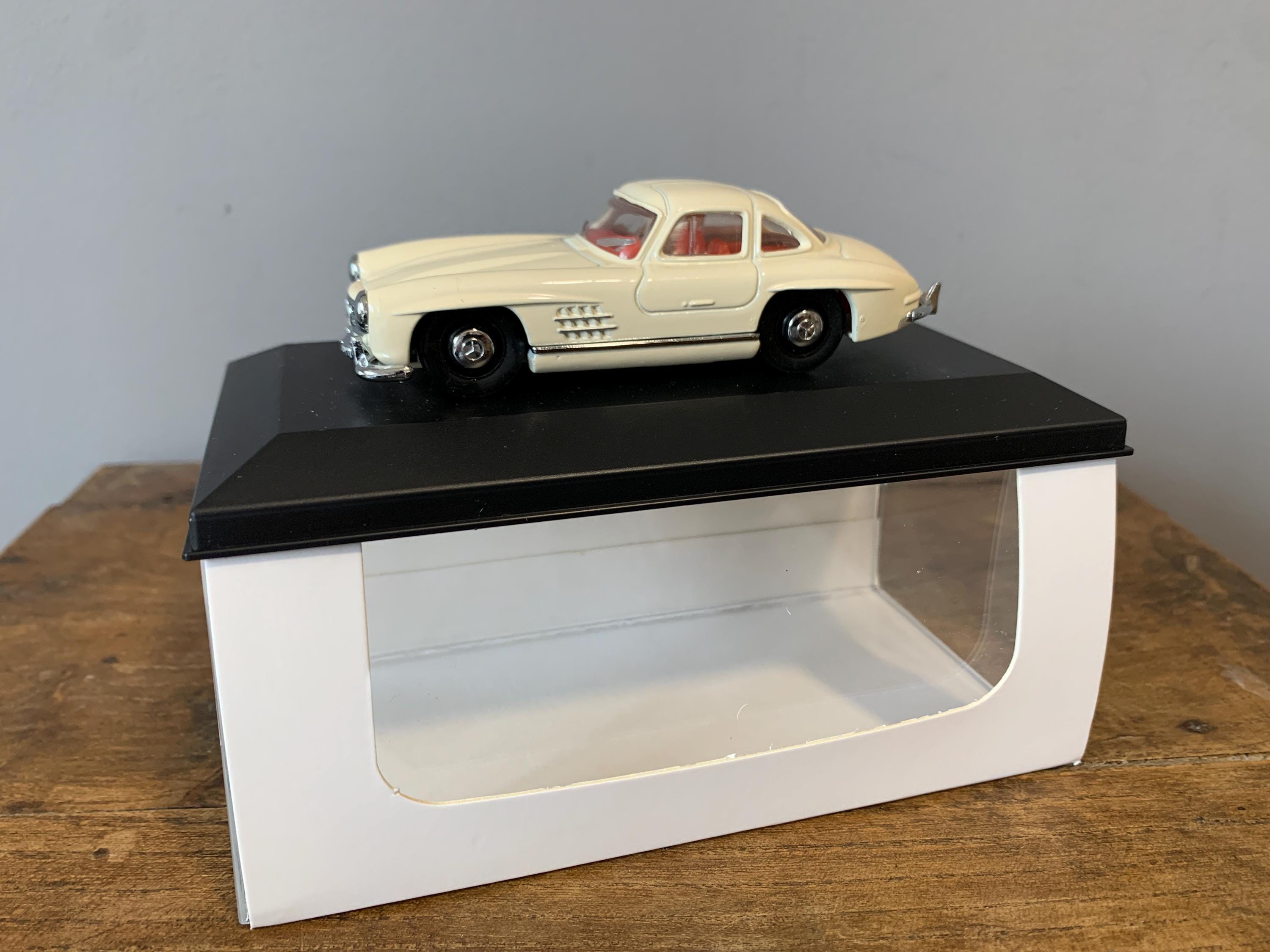 Coffret 3 Dinky Toys 1/43 : Porsche 356A, Mercedes 300SL, Ferrari Dino 246 GTS - Neuf
